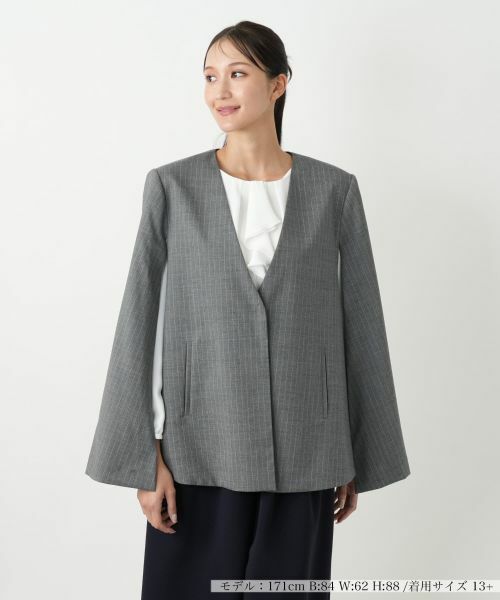 Leilian PLUS HOUSE/レリアンプラスハウス ストライプケープジャケット【NEMIKA】 アッシュグレー 13+ Leilian PLUS HOUSE/レリアンプラスハウス ストライプケープジャケット【NEMIKA】 アッシュグレー 13+