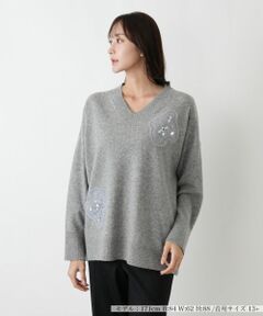 Leilian PLUS HOUSE / レリアンプラスハウス ニット・セーター | Vネックモチーフプルオーバー【BOURGE】
