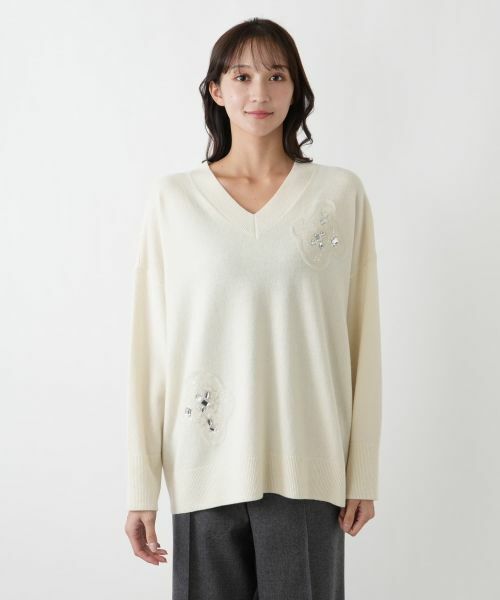 Leilian PLUS HOUSE / レリアンプラスハウス ニット・セーター | Vネックモチーフプルオーバー【BOURGE】 | 詳細10