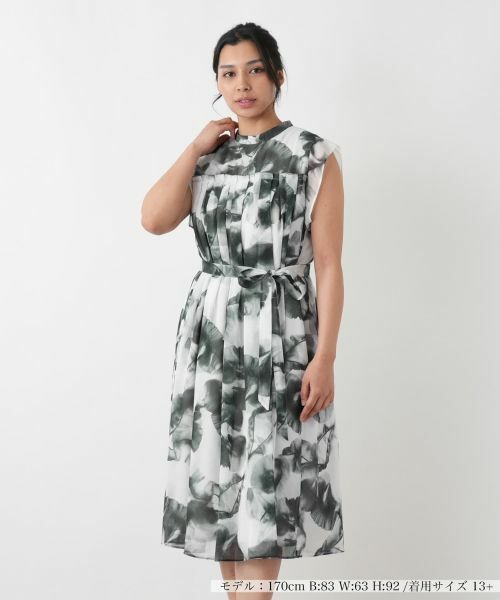 Leilian PLUS HOUSE / レリアンプラスハウス ドレス | アーティスティックプリントプリーツワンピース【BOURGE】（チャコールグレー）