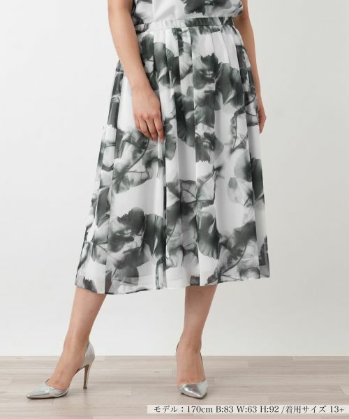 Leilian PLUS HOUSE / レリアンプラスハウス ミニ・ひざ丈スカート | ボタニカルプリントプリーツスカート【BOURGE】（チャコールグレー）