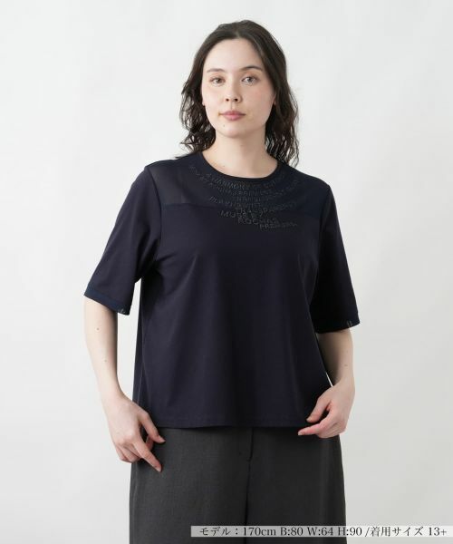 Leilian PLUS HOUSE / レリアンプラスハウス カットソー | ロゴTシャツ【MUSE BY ROCHAS Premiere】（ネイビー）