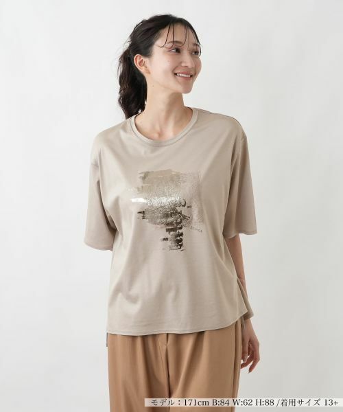 Leilian PLUS HOUSE / レリアンプラスハウス Tシャツ | レース箔プリントTシャツ【SORAGE】（キャメル）