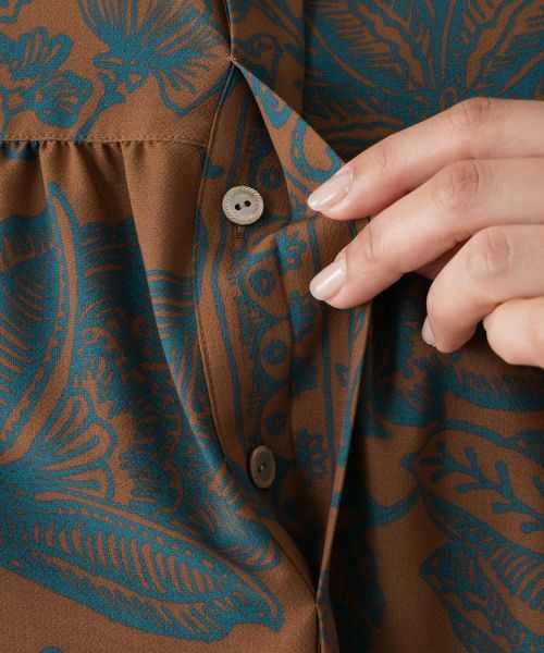 Leilian PLUS HOUSE / レリアンプラスハウス シャツ・ブラウス | ボタニカルプリントギャザーブラウス【プラス企画】 | 詳細11