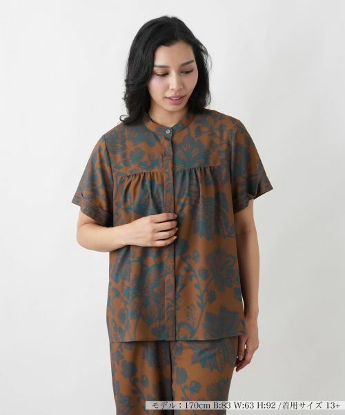 Leilian PLUS HOUSE / レリアンプラスハウス シャツ・ブラウス | ボタニカルプリントギャザーブラウス【プラス企画】（キャメル系）