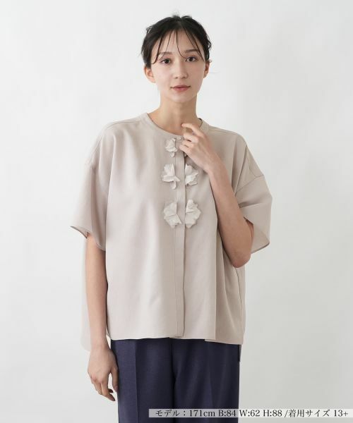 Leilian PLUS HOUSE / レリアンプラスハウス シャツ・ブラウス | フラワーモチーフブラウス【BOURGE】（ライトグレー）