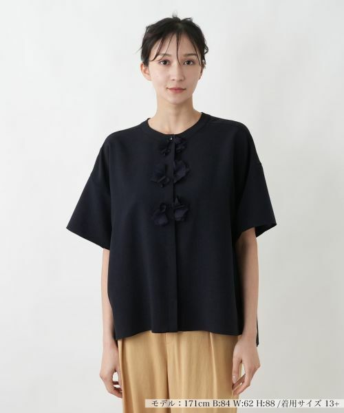 Leilian PLUS HOUSE / レリアンプラスハウス シャツ・ブラウス | フラワーモチーフブラウス【BOURGE】（ネイビー）