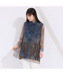 <font color='#0063B1'><b>デニムプリント調で大人カジュアルを楽しむチュニック</font><br><br>【大きいサイズ】【M・L～４L】<br>【手洗い可】<br>【イタリア製素材】【国内縫製】</b><br><br>柔らかで伸縮性に優れたチュール素材を使用。デニムオーナメント柄をプリントしたイタリア製素材です。身頃のみ透け感を抑えるため無地チュールを重ねた二枚仕立て。袖は程よい透け感があり女性らしく仕立てました。<br><br>衿にギャザーを寄せてくしゅくしゅとした柔らかな雰囲気をお楽しみいただけます。<br><br>プリント違いで街並みのプリントチュニックもお作りしています。(50122514)こちらも併せてご覧ください。<br><br><b>◆コーディネート◆</b><br><br>軽やかで伸縮性に優れたチュール素材はリリアンビューティの定番人気商品。着心地よく程よい透け感が女性らしい着こなしを完成させてくれます。<br><br>オーナメントモチーフをデニム調カラーに載せたお洒落なプリント。上品な中にカジュアルな雰囲気もありタウンスタイルにお勧めです。<br><br>パンツと合わせてショッピングやお食事などのお出かけに。<br><br><br>日本人モデル身長：166cm<br><br><br><b>◆商品ポイント◆</b><br><br>素材の厚さ　：やや薄い<br>素材の透け感：やや透け感がある(身頃は二重仕立て)<br>素材の光沢　：なし<br>素材の伸縮性：あり<br>手洗い　　　：可<br><br><b>◆リリアンビューティ◆</b>　大きいサイズ/L～４Lサイズ・Mサイズ<br><br>パリ、リリアン・ビューティ社との提携によってスタート。フレンチテイストをベースに高級感と新鮮さをかねそなえたコンテンポラリーでシャープなエレガンスコーディネートを展開<br><br>※撮影環境により　光の当たり具合で色味が違って見える場合があります。<br>※モデル画像はサンプルを使用しているため、色味やサイズ・プリント位置・仕様などに変更がある場合がございます。<br>※Mサイズは一部商品にて展開　オンラインショップと一部店舗のみの限定商品となっております。<br>※バッグ・アクセサリーの一部は参考商品です。ご了承くださいませ。<br><BR>