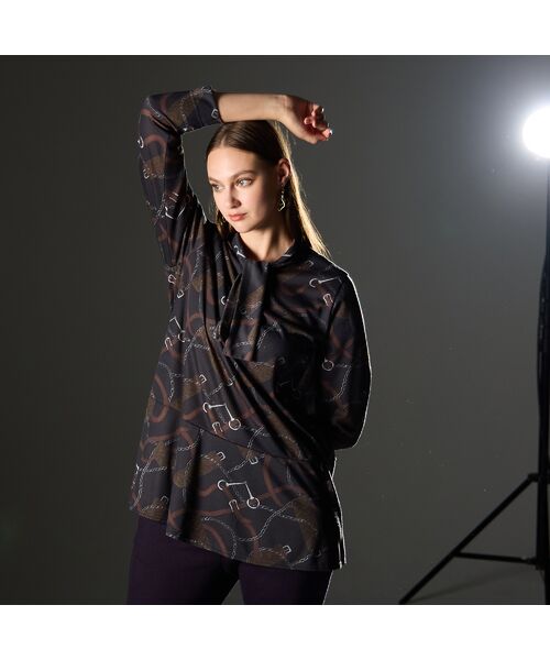 Liliane Burty（Lサイズ） / リリアンビューティ カットソー | 【M～4L】オーナメントプリントボウタイTシャツ | 詳細3