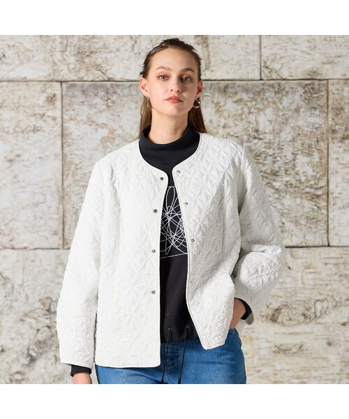 Liliane Burty(Lサイズ) / リリアンビューティ ノーカラージャケット | 【L~4L】フラワージャカード中綿ジャケット | 詳細2