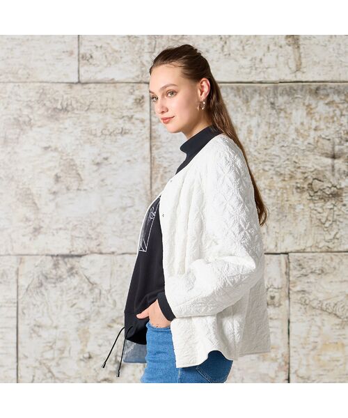 Liliane Burty(Lサイズ) / リリアンビューティ ノーカラージャケット | 【L~4L】フラワージャカード中綿ジャケット | 詳細3