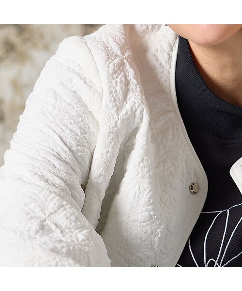 Liliane Burty(Lサイズ) / リリアンビューティ ノーカラージャケット | 【L~4L】フラワージャカード中綿ジャケット | 詳細6