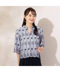 <font color='#0063B1'><b>女性らしい刺繍素材の配色ブラウス</font><br><br>【S・Mサイズ】【小さいサイズあり】<br>【手洗いOK】</b><br><br>綿ローン素材に上品なボタニカル刺繍を施した夏のエレガンスブラウス。繊細な刺繍加工でも手洗いができる素材に仕上げてあり、夏に嬉しい素材。<br><br>背中の配色部分のみ無地を使用した配色仕立て。濃色で引き締めています。<br><br><b>◆コーディネート◆</b><br><br>スカートと合わせれば女性らしく可愛らしい着こなしに。涼し気な夏の刺繍がこれからの季節にピッタリ。<br><br>カジュアルに着こなすならクロップドパンツに合わせて。麻ライクな素材や天然素材のボトムときれいめカジュアルを楽しむのがおすすめです。<br><br>モデル身長：166cm　着用サイズ：S<br><br><b>◆商品ポイント◆</b><br><br>素材の厚さ　：やや薄い<br>素材の透け感：やや透ける<br>素材の光沢　：光沢がない<br>素材の伸縮性：なし<br>袖丈　　　　：7分袖　ややドロップショルダー<br>釦　　　　　：なし　被りタイプ<br><br><br><b>◆リリアンビューティエクラ◆</b>【S・Mサイズ】<br><br>洗練された大人のファッションを楽しむ、アクティブで魅力ある女性のためのブランド。 Sサイズをベースに「着心地」「シルエット」にこだわりを持ったコンテンポラリーなコレクション。 リュクスな雰囲気を演出するSーMサイズを提案します。<br> <br>※撮影環境により　光の当たり具合で色味が違って見える場合があります。 <br>※モデル画像はサンプルを使用しているため、色味やサイズ・プリント位置・仕様などに変更がある場合がございます。 ご了承くださいませ。<br>※Mサイズは一部商品にて展開　オンラインショップと一部店舗のみの限定商品となっております<BR>