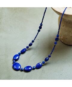 <font color='#0063B1'><b>鮮やかなブルーが美しいショートネックレス</font><br><br>【国内生産アクセサリー】【マグネットネックレス】<br>【アクセサリー用箱付き】</b><br><br>上品な瑠璃色が美しいラピスラズリを大小様々な形にカットして組み合わせたエレガントなネックレス。色鮮やかな煌めきが上品です。<br><br><br>留め具の代わりにマグネットを使用。簡単に着脱が可能というのも嬉しいポイントです。<br><br>・・・・・・・<br><br>自然素材や天然石を使った新しいジャンルの「コスチュームジュエリー」。山梨のジュエリーメーカーにて一つ一つ丁寧にお作りしているメイドインジャパンの商品です。<br><br>撮影商品はサンプルを使用しております。天然素材を使用している為、パーツの大きさ・形や色あいがサンプルと多少異なる可能性があります。ご了承下さいませ。<br><br><b>◆コーディネート◆</b><br><br>上品な艶めきが美しいラピスラズリ。秘めたる強さを感じさせる、濃く美しい色合いが魅力。コンパクトなサイズ感で衿元のアクセントとなってくれます。<br><br>シンプルな着こなしにプラスすれば綺麗な色が目を引きます。<br><br>アクセサリー用の箱に入れて商品をお送りいたします。大切な方へのプレゼントにもおすすめです。<br><br><br><br><br><b>◆リリアンビューティエクラ◆</b>【S・Mサイズ】<br><br>洗練された大人のファッションを楽しむ、アクティブで魅力ある女性のためのブランド。 Sサイズをベースに「着心地」「シルエット」にこだわりを持ったコンテンポラリーなコレクション。 リュクスな雰囲気を演出するSーMサイズを提案します。<br> <br>※撮影環境により　光の当たり具合で色味が違って見える場合があります。 <br>※モデル画像はサンプルを使用しているため、色味やサイズ・プリント位置・仕様などに変更がある場合がございます。 ご了承くださいませ。<br>※Mサイズは一部商品にて展開　オンラインショップと一部店舗のみの限定商品となっております<BR>