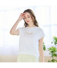 <font color='#0063B1'><b>さりげない光沢が程よいロゴTシャツ</font><br><br>【S・Mサイズ展開】【小さいサイズあり】<br>【手洗いOK】【接触冷感】</b><br><br>フラットな表面感と安心感のある肉感でさらりとした肌触りの綿100％スムース素材。厳選された綿素材を使用し、毛羽の少ない美しい表面感。<br><br>これからの季節に嬉しい接触冷感機能付きでウォッシャブル。<br><br>ロゴの「Magestic」は壮大な美しさ、堂々たる美しさを意味します。メタルペースト加工というメタルの粒を練って使用したロゴ加工。あまりギラギラとし過ぎない光沢が上品。<br><br>前裾部分にタックをとり裾をやや絞ったシルエット。<br><br><b>◆コーディネート◆</b><br><br>ジャケットインナーやレイヤードインナーとしておすすめのアイテム。シンプルでかわいらしいロゴがさりげなくて使い易さも◎。<br><br>コーディネートに重宝するベーシックなオフ・ダークブルーにきれいめカラーのライトグリーン・3色をご用意しました。色違いでも持っておきたくなるようなアイテムです。<br><br>外国人モデル身長：172cm　着用サイズ：S<br>日本人モデル身長：167cm　着用サイズ：S<br><br><b>◆商品ポイント◆</b><br><br>素材の厚さ　：普通<br>素材の透け感：透けない<br>素材の光沢　：なし<br>素材の伸縮性：あり<br>袖丈　　　　：フレンチスリーブ<br>手洗い　　　：可<br><br><b>◆リリアンビューティエクラ◆</b>【S・Mサイズ】<br><br>洗練された大人のファッションを楽しむ、アクティブで魅力ある女性のためのブランド。 Sサイズをベースに「着心地」「シルエット」にこだわりを持ったコンテンポラリーなコレクション。 リュクスな雰囲気を演出するSーMサイズを提案します。<br> <br>※撮影環境により　光の当たり具合で色味が違って見える場合があります。 <br>※モデル画像はサンプルを使用しているため、色味やサイズ・プリント位置・仕様などに変更がある場合がございます。 ご了承くださいませ。<br>※Mサイズは一部商品にて展開　オンラインショップと一部店舗のみの限定商品となっております<BR>