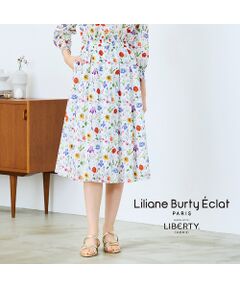 <font color='#0063B1'><b>色によって雰囲気の異なるプリント　リバティアイテム<br></font><br>【Sサイズ・Mサイズ展開商品】<br>【LIBERTY】【小さいサイズあり】<br>【手洗いOK】【セットアップ可】<br></b><br>肌触りの良い綿100％タナローン素材を使用したイタリア製素材リバティプリントアイテム。<br>オフ・ブラウンの二色展開。色によってプリントが異なります。<br><br>オフ・・・「MEADOW MUSE」(メドゥ・ミューズ)<br>ポピー・ヒマワリ・アガパンサス・アイリス・デイジースノードロップチューリップ・ラベンダー・コスモスなど、数々の植物が繊細なイラストで描かれています。線描きタッチのモノトーン画と、色付けされた植物が美しく描かれています。<br><br>ブラウン・・・「LEIGHTON MURAL」(レイトン・ミュラル)<br>微妙な不透明度の変化で印象派の筆致を思わせます。アクリル絵の具を厚く塗り、ダイナミックでインタラクティブで鮮やかなキャンバスとなった背景に、流れ落ちる花々が描かれています。<br><br>ウエストはオールゴム仕立てでラクチン。両サイドにポケットがあり便利。これからの季節に嬉しいウォッシャブル仕立て。<br><br>同素材でブラウス・スカートをお作りしています。<br>ブラウス　73033505<br>スカート　73043505<br><br><b>◆コーディネート◆</b><br><br>色によっても雰囲気が異なります。鮮やかな色彩で絵描かれるオフは様々な花がカラフルに描かれ華やかな雰囲気。プリミティブなグラフィックパターンを用いたブラウンは今から晩夏まで活躍するこっくりとした色合いが素敵。<br><br>同素材ブラウス合わせで可愛らしくスタイリングしたり、バイカラーニット(73133505)や無地ブラウスとナチュラルな雰囲気で合わせるのも素敵です。<br><br>外国人モデル身長：172cm　着用サイズ：S<br>日本人モデル身長：167cm　着用サイズ：S<br><br><b>◆商品ポイント◆<br></b><br>素材の厚さ　：普通<br>素材の透け感：透けない<br>裏地　　　　：総裏<br>素材の光沢　：光沢がない<br>素材の伸縮性：なし<br>ウエスト　　：オールゴム　ファスナー無し<br>ポケット　　：両サイドにあり<br>手洗い　　　：可<br><br><b>◆リリアンビューティエクラ◆</b>【S・Mサイズ】<br><br>洗練された大人のファッションを楽しむ、アクティブで魅力ある女性のためのブランド。 Sサイズをベースに「着心地」「シルエット」にこだわりを持ったコンテンポラリーなコレクション。 リュクスな雰囲気を演出するSーMサイズを提案します。<br> <br>※撮影環境により　光の当たり具合で色味が違って見える場合があります。 <br>※モデル画像はサンプルを使用しているため、色味やサイズ・プリント位置・仕様などに変更がある場合がございます。 ご了承くださいませ。<br>※Mサイズは一部商品にて展開　オンラインショップと一部店舗のみの限定商品となっております<BR>