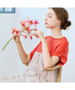 <font color='#0063B1'><b>大胆な色使いがお洒落なプルオーバーニット</font><br><br>【S～Mフリーサイズ】<br>【五泉ニット】【手洗い可】<br></b><br>ハイゲージの綺麗な目面と洗練感のあるバイカラーが特徴のプルオーバーニット。<br><br>オレンジ×ベージュは夏の強い日差しに映えるトマトレッドがアクセントに。ブルー×ブラウンは深みのある色が魅力。大胆な配色使いが目を引くお洒落なアイテムです。<br><br>身巾のたっぷりあるデザイン。Sサイズ表記となっておりますが、Mサイズの方も着用できる身巾があります。S～Mのフリーサイズとして着用可能です。<br><br>新潟の工場で丁寧にお作りしたメイドインジャパンのニットです。<br><br>〈五泉ニット〉<br>Gosen　Knit　は、日本一のニット産地、新潟県「五泉市」でつくられています。ニットを知り尽くした知識と技術を作るセンスが込められた一着です。思わず誰かに自慢したくなるような確かな価値をお楽しみください。<br><br><br><br><b>◆コーディネート◆</b><br><br>短めの着丈で新鮮なバランス感を楽しんで。ワンピースにレイヤードしたり、スカート合わせで着こなして。袖巾広めで風通しよくウォッシャブルが嬉しいサマーニット。<br><br>明るく鮮明なオレンジ、こっくりとした色味で晩夏にも映えそうな深みのあるブルー、二色展開。<br><br>身体のラインをカバーしつつ、レイヤードが楽しめるニットです。<br><br>外国人モデル身長：172cm　着用サイズ：S<br>日本人モデル身長：167cm　着用サイズ：S<br><br><b>◆商品ポイント◆</b><br><br>素材の厚さ　：普通<br>素材の透け感：透けない<br>素材の光沢　：光沢がない<br>素材の伸縮性：ある<br>袖丈　　　　：フレンチスリーブ<br>手洗い　　　：可<br><br><b>◆リリアンビューティエクラ◆</b>【S・Mサイズ】<br><br>洗練された大人のファッションを楽しむ、アクティブで魅力ある女性のためのブランド。 Sサイズをベースに「着心地」「シルエット」にこだわりを持ったコンテンポラリーなコレクション。 リュクスな雰囲気を演出するSーMサイズを提案します。<br> <br>※撮影環境により　光の当たり具合で色味が違って見える場合があります。 <br>※モデル画像はサンプルを使用しているため、色味やサイズ・プリント位置・仕様などに変更がある場合がございます。 ご了承くださいませ。<br>※Mサイズは一部商品にて展開　オンラインショップと一部店舗のみの限定商品となっております<BR>