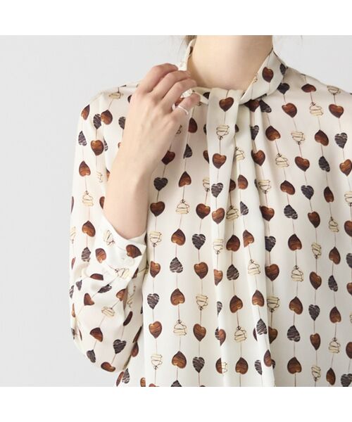Liliane Burty ECLAT（Sサイズ） / リリアンビューティ エクラ シャツ・ブラウス | 【洗える】チョコレートプリントボウタイブラウス | 詳細12
