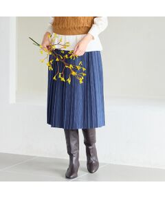 <font color='#0063B1'><b>ダンガリー調風合いがこなれ感あるプリーツスカート<br></font><br>【S・Mサイズ展開商品】<br>【小さいサイズあり】【日本生産】<br></b><br>スラブ糸を使用した表情感のあるシャンブレーツイル。表情感があるためプリーツ加工をしてもフラットになりすぎないこなれ感ある素材がポイント。<br><br>裾にかけて上品に広がるキレイなシルエット。国内のプリーツ工場でおつくりしています。<br><br>オールゴム仕立てで履き心地よく、オールシーズン着られるアイテムです。<br><br><b>◆コーディネート◆</b><br><br>女性らしいプリーツスカート。<br><br>カジュアルからきれいめまで幅広く合わせられる汎用性の高いアイテム。シャンブレーの表情が深みを感じます。デニムのような見え感でも軽やかでドライタッチ。<br><br>ブラウス合わせでエレガントに。ニット＋ブーツ合わせで秋冬の着こなしにもマッチします。<br>ロングシーズン楽しめるのも魅力です。<br><br>外国人モデル身長：172cm　着用サイズ：S<br>日本人モデル身長：167cm　着用サイズ：S<br><br><b>◆商品ポイント◆</b><br><br>素材の厚さ　：普通<br>素材の透け感：なし<br>素材の光沢　：光沢がない<br>素材の伸縮性：なし<br>裏地　　　　：総裏<br>ウエスト　　：オールゴム　<br>左脇　　　　：ファスナー<br>手洗い　　　：不可<br><br><b>◆リリアンビューティエクラ◆</b>【S・Mサイズ】<br><br>洗練された大人のファッションを楽しむ、アクティブで魅力ある女性のためのブランド。 Sサイズをベースに「着心地」「シルエット」にこだわりを持ったコンテンポラリーなコレクション。 リュクスな雰囲気を演出するSーMサイズを提案します。<br> <br>※撮影環境により　光の当たり具合で色味が違って見える場合があります。 <br>※モデル画像はサンプルを使用しているため、色味やサイズ・プリント位置・仕様などに変更がある場合がございます。 ご了承くださいませ。<br>※Mサイズは一部商品にて展開　オンラインショップと一部店舗のみの限定商品となっております<BR>