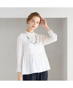 <font color='#0063B1'><b>上品なツヤ感でカジュアルからエレガンスまで活躍</font><br><br>【S・Mサイズ展開商品】【小さいサイズあり】<br>【手洗い可】【紫外線防止】【吸水速乾】</b><br><br>軽さと膨らみ、微光沢、軋み感が特徴の素材。加工を施すことでナチュラルなしわ感を表現。シルク調の微光沢感が上品です。<br><br>伸縮性があるうえ、吸水速乾・紫外線防止・手洗い可能と機能性にも優れておりロングシーズン活躍するブラウス。<br><br>色展開も豊富。オフ・ライトベージュ・ライトブルー・ラベンダーの4色展開。<br><br><b>◆コーディネート◆</b><br><br>ウエスト部分で切り替え、ギャザーを入れることでややふんわりとしたシルエット。暗くなりがちな秋冬の着こなしの差し色になりそうなきれいな色をチョイスしています。<br><br>一枚で着るときはネックレスをプラスしてきれいめなスタイリングを楽しんだり、デニムと合わせて大人のタウンスタイルに。<br><br>シンプルなのでレイヤードもしやすくベストやカーディガン、ジャンドレなどにも合わせられ、汎用性の高いアイテムです。<br><br>外国人モデル身長：172cm　着用サイズ：S<br>日本人モデル身長：166cm　着用サイズ：S<br><br><br><b>◆商品ポイント◆<br></b><br>素材の厚さ　：普通<br>素材の透け感：透けない<br>素材の光沢　：微光沢がある<br>素材の伸縮性：あり　<br>袖丈　　　　：長袖　ややドロップショルダー<br>ボタン　　　：前中心×6個　袖口カフスボタン×1個<br>手洗い　　　：可<br><br><b>◆リリアンビューティエクラ◆</b>【S・Mサイズ】<br><br>洗練された大人のファッションを楽しむ、アクティブで魅力ある女性のためのブランド。 Sサイズをベースに「着心地」「シルエット」にこだわりを持ったコンテンポラリーなコレクション。 リュクスな雰囲気を演出するSーMサイズを提案します。<br> <br>※撮影環境により　光の当たり具合で色味が違って見える場合があります。 <br>※モデル画像はサンプルを使用しているため、色味やサイズ・プリント位置・仕様などに変更がある場合がございます。 ご了承くださいませ。<br>※Mサイズは一部商品にて展開　オンラインショップと一部店舗のみの限定商品となっております<BR>