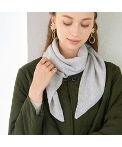<font color='#0063B1'><b>衿元のアクセントに<br>三角形のニットストール</b><br></font><br>肌触りの良いカシミヤのニットストール。ニットのため馴染みよくあたたか。<br>軽く結ぶだけで程よいアクセントになってくれます。<br><br>素材違いの幾何柄タイプもございます。併せてご覧ください<br>カシミヤ無地ニットストール　73166502　<br><br><b>◆コーディネート◆</b><br><br>コンパクトなサイズ感。ニットを着た時の衿元にお勧めです。<br><br>ベーシックなベージュ・グレー・ブラックの三色展開。<br>流行に左右されにくく使い勝手の良いアイテムです。<br><br><br><br><br><b>◆リリアンビューティエクラ◆</b>【S・Mサイズ】<br><br>洗練された大人のファッションを楽しむ、アクティブで魅力ある女性のためのブランド。 Sサイズをベースに「着心地」「シルエット」にこだわりを持ったコンテンポラリーなコレクション。 リュクスな雰囲気を演出するSーMサイズを提案します。<br> <br>※撮影環境により　光の当たり具合で色味が違って見える場合があります。 <br>※モデル画像はサンプルを使用しているため、色味やサイズ・プリント位置・仕様などに変更がある場合がございます。 ご了承くださいませ。<br>※Mサイズは一部商品にて展開　オンラインショップと一部店舗のみの限定商品となっております<BR>