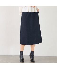 <b>上質で滑らかな起毛素材スカート<br><br>【S・Mサイズ展開商品】【小さいサイズあり】<br>【セットアップ可】</b><br><br>極細の糸を使用し両面に均一で繊細な起毛を施した上質で滑らかな素材。肌触り良く気持ちの良いスカートです。<br><br>大人っぽくシンプルなデザイン。オフィススタイルやきれいめの着こなしに着られるほか、ウォーム感のある素材のためニットなど合わせてカジュアルな着こなしにも似合います。<br><br>オールゴム仕立てでややフレアの入ったスカート。サイドにはポケット付きで便利。タテヨコどちらにも伸縮性のある素材で動きやすさも◎。<br><br>同素材でブラウス・スカートをおつくりしています。<br>ブラウス　73036501<br>スカート　73046501<br><br><b>◆コーディネート◆</b><br><br>ブラウス・スカートのセットアップで着ればまとまりある着こなしに。美術館、ランチなどお洒落してお出かけしたい日にお勧め。<br><br>単品でも着回しの効くシンプルなデザイン。コーディネートに合わせやすいアイテムです。<br><br>色展開も豊富。秋冬はもちろん、明るい色味は梅春にも活躍します。<br><br>ライトベージュ・チャコールグレー・ライトブルーは無地。ブラックのみ縦ストライプ。<br>ブラック(ストライプ)は一部店舗・オンラインショップのみで販売。<br><br>外国人モデル身長：172cm　着用サイズ：S<br>日本人モデル身長：166cm　着用サイズ：S<br><br><b>◆商品ポイント◆</b><br><br>素材の厚さ　：普通<br>素材の透け感：透けない<br>素材の光沢　：光沢がない<br>素材の伸縮性：あり　2WAY<br>裏地　　　　：総裏<br>ウエスト　　：オールゴム　ファスナーなし<br>ポケット　　：あり<br>ベルトループ：あり<br>手洗い　　　：不可<br><br><b>◆リリアンビューティエクラ◆</b>【S・Mサイズ】<br><br>洗練された大人のファッションを楽しむ、アクティブで魅力ある女性のためのブランド。 Sサイズをベースに「着心地」「シルエット」にこだわりを持ったコンテンポラリーなコレクション。 リュクスな雰囲気を演出するSーMサイズを提案します。<br> <br>※撮影環境により　光の当たり具合で色味が違って見える場合があります。 <br>※モデル画像はサンプルを使用しているため、色味やサイズ・プリント位置・仕様などに変更がある場合がございます。 ご了承くださいませ。<br>※Mサイズは一部商品にて展開　オンラインショップと一部店舗のみの限定商品となっております<BR>