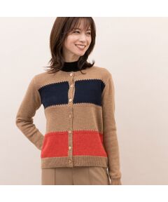 ■商品紹介■<br><font color='#0063B1'>◆コーディネートの主役になるデザインカーデ◆<br></font><br>アンゴラ混のふっくらとした暖かみのあるカーディガン。<br>大胆なカラーブロッキングのデザインで着映える一枚です。<br>柔らかく軽やかに纏え、厚すぎない肉感でコートインにもピッタリ◎<br><br>配色がお洒落なカーディガンはスタイルのポイントになってくれます。<br>ノーカラーなのでインナーを選びにくく、前ボタンを閉じてプルオーバー風にも楽しめます。<br><br>ふんわりと心地よい肌触りのカーディガン。秋冬のお出かけコーデに是非取り入れてくださいね。<br><br>【モデル身長165cm】<br><br><br>■コーディネート■<br>スカートとの大人フェミニンな着こなしや、ワイドパンツとのカジュアルコーデまで幅広く着まわせます。<br>ワンピースの羽織としても活躍してくれます。<br><br><br>■商品特性■<br>素材の厚さ：普通<br>素材の透け感：透けない<br>素材の光沢：光沢がない<br>素材の伸縮性：ある<br>袖丈：長袖<br>柄位置：商品によって異なる可能性あり<br><br><br>■コンセプト■<br>旬なデザイン、素材を使ったトレンドアイテムから上質で高級感溢れるエレガンスアイテムまでを揃えたタウンコーディネートブランド。<br><br>＊撮影環境により光の当たり具合で色味が違って見える場合があります。<br>＊商品画像はサンプルのため、色味やサイズ、プリント位置、仕様などに変更がある場合があります。<br>＊取扱い表示をご確認の上、着用をお願いします。<BR>