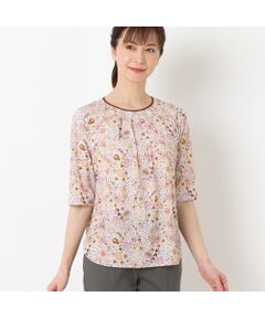 ■商品紹介■<br><font color='#0063B1'>◆繊細な更紗柄のサマーTシャツでデイリースタイルを華やかに◆</font><br><br>薄手で柔らかい風合いの合繊素材のTシャツ。<br>涼やかな肌触りで春夏に人気の素材です。<br><br>繊細で美しい更紗柄をプリントしたTシャツは上品な印象。<br>襟ぐりのチュールのトリミングやタックがさり気ないポイントです。<br><br>ラウンドヘムで横からのシルエットもフェミニン◎<br><br>夏のおしゃれに活躍するプリントTシャツです。<br><br>・日本製<br>・手洗い可<br><br>【モデル身長165cm】<br><br><br>■コーディネート■<br>パンツとのカジュアルコーデから、スカートとのフェミニンコーデまで幅広く対応。<br>シャツやベストを合わせても涼やかに着ていただけます。<br><br><br>■商品特性■<br>素材の厚さ：やや薄い<br>素材の透け感：やや透ける<br>素材の光沢：光沢がない<br>素材の伸縮性：ある<br>袖丈：半袖<br>柄位置：商品によって異なる可能性あり<br><br><br>■コンセプト■<br>旬なデザイン、素材を使ったトレンドアイテムから上質で高級感溢れるエレガンスアイテムまでを揃えたタウンコーディネートブランド。<br><br>＊撮影環境により光の当たり具合で色味が違って見える場合があります。<br>＊商品画像はサンプルのため、色味やサイズ、プリント位置、仕様などに変更がある場合があります。<br>＊取扱い表示をご確認の上、着用をお願いします。<BR>