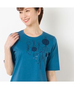 ■商品紹介■<br><font color='#0063B1'>◆シャンデリアのような刺繍が女性心をくすぐるサマーTシャツ◆</font><br><br>綿100%のシルケットスムースを使用したTシャツ。<br>シルケット加工によるなめらかな風合いが心地よく着心地は抜群です。<br><br>胸元にスパンコールで大小のドット柄を刺繍で表現しました。<br>まるでシャンデリアのような柄で、きらめき感が美しいデザイン。<br>部分的にチュールをアップリケしており、ブランド名の「LOBJIE」を刺繍で入れているのもポイントです。<br><br>着まわしやすく、さり気ない刺繍が魅力のコットンTシャツです。<br><br>・手洗い可<br><br>【モデル身長165cm】<br><br><br>■コーディネート■<br>パンツだけでなく、スカートともコーディネートしやすい着丈が嬉しい◎<br>ワイドパンツとのリラクシーな着こなしも素敵です。<br>ベストを羽織ったり、ジャケットのインナーにも着まわせます。<br><br><br>■商品特性■<br>素材の厚さ：やや薄い<br>素材の透け感：ホワイトのみやや透ける<br>素材の光沢：なし（スパンコール刺繍部分は光沢あり）<br>素材の伸縮性：ある<br>袖丈：半袖<br>柄位置：商品によって異なる可能性あり<br><br><br>■コンセプト■<br>旬なデザイン、素材を使ったトレンドアイテムから上質で高級感溢れるエレガンスアイテムまでを揃えたタウンコーディネートブランド。<br><br>＊撮影環境により光の当たり具合で色味が違って見える場合があります。<br>＊商品画像はサンプルのため、色味やサイズ、プリント位置、仕様などに変更がある場合があります。<br>＊取扱い表示をご確認の上、着用をお願いします。<BR>