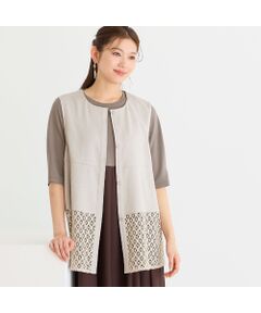 ■商品紹介■<br><b>【洗える】</b><br><font color='#0063B1'>◆コーディネートの仕上げに取り入れたい、レースが軽やかなベスト◆</font><br><br>裾にスクエア柄のレースを使用したベストが新登場。<br>ロング丈でありながら、レースの透け感で重くならず羽織っていただけます。<br><br>身頃上部はスラブ感のあるストレッチ素材をチョイス。<br>シワになりにくくご自宅で洗えるイージーケアが魅力です。<br><br>前中心はスナップボタンで開閉できる軽やかな仕立てとなっております。<br><br>・手洗い可<br><br>【モデル身長166cm】<br><br>シリーズのパンツとセットアップで着用できます<br>パンツ…製品品番12053511<br><br><br>■コーディネート■<br>気になるヒップラインを隠してくれる着丈でパンツスタイルと好相性です。<br>Tシャツやチュニックとの重ね着がおすすめ！<br>モデル着用のようにワンピースとのコーディネートも素敵です。<br><br>モデル着用商品<br>ワンピース…製品品番12013511<br><br><br>■商品特性■<br>素材の厚さ：やや薄い<br>素材の透け感：レース部分はやや透ける<br>素材の光沢：光沢がない<br>素材の伸縮性：ある<br>裏地仕様：裏なし<br>柄位置：商品によって異なる可能性あり<br><br><br>■コンセプト■<br>旬なデザイン、素材を使ったトレンドアイテムから上質で高級感溢れるエレガンスアイテムまでを揃えたタウンコーディネートブランド。<br><br>＊撮影環境により光の当たり具合で色味が違って見える場合があります。<br>＊商品画像はサンプルのため、色味やサイズ、プリント位置、仕様などに変更がある場合があります。<br>＊取扱い表示をご確認の上、着用をお願いします。<BR>