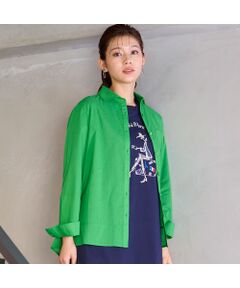 ■商品紹介■<br><b>【洗える】</b><br><font color='#0063B1'>◆コーディネートのアクセントに着たい爽やかなカラーシャツ◆</font><br><br>薄手で柔らかい風合いの綿ローンのシャツです。<br>きれいな表面感で肌離れが良く、軽快な羽織り心地が特徴です。<br><br>コンパクトな着丈でコーディネートしやすいシャツ。<br>胸ポケットにはLOBJIEの「L」と「J」を刻印したオリジナルプレートつきで特別感アップ！<br>光りすぎないプレートがさり気なく、お洒落心をくすぐりますね。<br><br>後ろ裾のスリットもポイントです。<br><br>きれいなグリーンでコーディネートの主役になってくれるおすすめのシャツです。<br><br>・手洗い可<br><br>【モデル身長166cm】<br><br><br>■コーディネート■<br>爽やかな羽織り心地のカラーシャツは、Tシャツやチュニックの羽織りとして着まわせます。<br><br>パンツスタイルだけでなく、スカートとの甘カジュアルな着こなしもおすすめです。<br><br>■商品特性■<br>素材の厚さ：やや薄い<br>素材の透け感：やや透ける<br>素材の光沢：光沢がない<br>素材の伸縮性：なし<br>袖丈：長袖<br><br><br>■コンセプト■<br>旬なデザイン、素材を使ったトレンドアイテムから上質で高級感溢れるエレガンスアイテムまでを揃えたタウンコーディネートブランド。<br><br>＊撮影環境により光の当たり具合で色味が違って見える場合があります。<br>＊商品画像はサンプルのため、色味やサイズ、プリント位置、仕様などに変更がある場合があります。<br>＊取扱い表示をご確認の上、着用をお願いします。<BR>