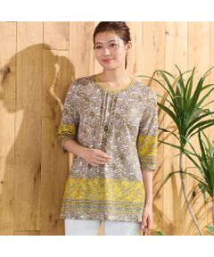 ■商品紹介■<br><b>【洗える】</b><br><font color='#0063B1'>◆夏の日射しに映える！リッチな雰囲気のペイズリーチュニック◆</font><br><br>麻のようなドライなタッチの合繊素材を使用したチュニックです。<br>細かく描き込んだペイズリー柄をプリントしました。<br>エスニックムードを盛り上げる柄で、夏のお出かけシーンにピッタリのアイテムです。<br><br>襟ぐりはチュールで切り替え涼やかな印象に。<br>胸元のピンタックもさり気ないポイントです。<br><br>お腹やヒップラインが隠れる着丈で安心感があり、パンツスタイルと相性抜群です。<br><br>・日本製<br>・手洗い可<br><br>【モデル身長166cm】<br><br><br>■コーディネート■<br>パンツスタイルが華やぐ柄チュニックです。<br>一枚でも着映えしますが、シャツやベストをレイヤードしてもお洒落です。<br><br>■商品特性■<br>素材の厚さ：やや薄い<br>素材の透け感：やや透ける<br>素材の光沢：光沢がない<br>素材の伸縮性：ある<br>袖丈：5分袖<br>柄位置：商品によって異なる可能性あり<br><br><br>■コンセプト■<br>旬なデザイン、素材を使ったトレンドアイテムから上質で高級感溢れるエレガンスアイテムまでを揃えたタウンコーディネートブランド。<br><br>＊撮影環境により光の当たり具合で色味が違って見える場合があります。<br>＊商品画像はサンプルのため、色味やサイズ、プリント位置、仕様などに変更がある場合があります。<br>＊取扱い表示をご確認の上、着用をお願いします。<BR>