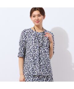 ■商品紹介■<br><b>【洗える】【セットアップ対応】</b><br><font color='#0063B1'>◆単品でもセットアップでも着まわせる柄トップス◆</font><br><br>薄手でさらっとした肌触りが人気の天竺素材を使用。<br>落ち感がありシワにもなりにくいイージーケアが魅力です。<br>色が効いた幾何柄をプリントしたきれいめな雰囲気のカットソーです。<br><br>ボトムを選ばず着まわせる柄トップス。<br>前襟ぐりにはタックを入れてアクセントにしました。<br>二の腕が隠れる袖丈も嬉しいですね。<br><br>同柄のスカートとセットアップで着用可能です。<br>スカート…製品品番12043542<br><br>・日本製<br>・手洗い可<br><br>【モデル身長166cm】<br><br><br>■コーディネート■<br>シリーズのスカートとのセットアップスタイルならエレガントな印象に。<br>スカートだけでなく、パンツとのコーディネートもお楽しみいただけます。<br>一枚でも涼し気ですがカーディガンやベストを羽織ってもお洒落です。<br><br>■商品特性■<br>素材の厚さ：やや薄い<br>素材の透け感：やや透ける<br>素材の光沢：光沢がない<br>素材の伸縮性：ある<br>袖丈：5分袖<br>柄位置：商品によって異なる可能性あり<br><br><br>■コンセプト■<br>旬なデザイン、素材を使ったトレンドアイテムから上質で高級感溢れるエレガンスアイテムまでを揃えたタウンコーディネートブランド。<br><br>＊撮影環境により光の当たり具合で色味が違って見える場合があります。<br>＊商品画像はサンプルのため、色味やサイズ、プリント位置、仕様などに変更がある場合があります。<br>＊取扱い表示をご確認の上、着用をお願いします。<BR>