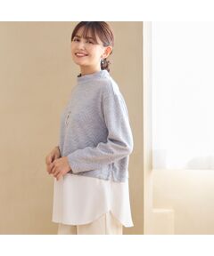 ■商品紹介■<br><b>【洗える】</b><br><font color='#0063B1'>◆一枚でオシャレ！重ね着風のデザイントップス◆</font><br><br>キルト風のジャカードニットを使ったプルオーバー。<br>柔らかい風合いと表情感がお洒落な人気素材です。<br>裾にはシャツ生地を接ぎ合わせた重ね着風のデザイン。<br>一枚でさっと着てお洒落に決まる頼れるアイテムです。<br><br>左裾のコインモチーフもさり気ないポイントになっていますね。<br><br>・手洗い可<br><br>【モデル身長165cm】<br><br><br>■コーディネート■<br>ヒップラインが隠れる着丈で安心感があり、パンツコーデと相性抜群です。<br>デニムパンツとカジュアルに着こなしたり、ニュアンスカラーとのキレイめな着こなしも素敵です。<br>一枚でも映えますが、ファーベストとの重ね着もおすすめです。<br><br>■商品特性■<br>素材の厚さ：普通<br>素材の透け感：透けない<br>素材の光沢：光沢がない<br>素材の伸縮性：ある（裾のシャツ生地はなし）<br>袖丈：長袖<br>柄位置：商品によって異なる可能性あり<br><br><br>■コンセプト■<br>旬なデザイン、素材を使ったトレンドアイテムから上質で高級感溢れるエレガンスアイテムまでを揃えたタウンコーディネートブランド。<br><br>＊撮影環境により光の当たり具合で色味が違って見える場合があります。<br>＊商品画像はサンプルのため、色味やサイズ、プリント位置、仕様などに変更がある場合があります。<br>＊取扱い表示をご確認の上、着用をお願いします。<BR>