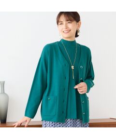 ■商品紹介■<br><b>【アンサンブル対応】</b><br><font color='#0063B1'>◆ふっくらタッチが人気のニットシリーズから着まわせるカーディガンが登場◆<br></font><br>ふっくらとした風合いが心地よいニットシリーズが今年も入荷しました！<br><br>レトロ風のボタンがアクセントになったVネックのデザイン。<br>深すぎないVネックなので着こなしやすく、胸元をすっきりと見せてくれます。<br>ポケットが付いているのも嬉しいポイントですね。<br><br>【モデル身長165cm】<br><br>同じ糸を使用したセーターとアンサンブルでも着用していただけます。<br>セーター（ブラック・グリーン）…製品品番12136501<br>セーター（ブラウン）…製品品番12136531※11月上旬入荷予定<br><br><br>■コーディネート■<br>セーターとのアンサンブルスタイルがおすすめです。セットで着れば上品なお出かけスタイルに。<br>スカートとフェミニンに合わせたり、パンツとのカジュアルコーデにも活躍。<br>シャツやブラウスに羽織っても素敵に着ていただけます。<br><br>■商品特性■<br>素材の厚さ：やや厚い<br>素材の透け感：透けない<br>素材の光沢：光沢がない<br>素材の伸縮性：ある<br>袖丈：長袖<br>前身にポケットあり<br><br>■コンセプト■<br>旬なデザイン、素材を使ったトレンドアイテムから上質で高級感溢れるエレガンスアイテムまでを揃えたタウンコーディネートブランド。<br><br>＊撮影環境により光の当たり具合で色味が違って見える場合があります。<br>＊商品画像はサンプルのため、色味やサイズ、プリント位置、仕様などに変更がある場合があります。<br>＊取扱い表示をご確認の上、着用をお願いします。<BR>