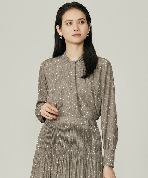 L size ONWARD(大きいサイズ)/エルサイズオンワード 【セットアップ対応】ライトサテン ブラウス [新色]カーキ×オフ(変形ドット) 44