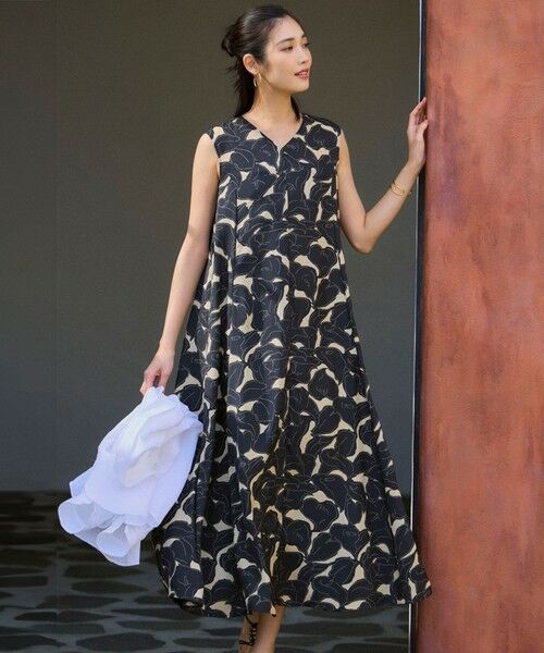 L size ONWARD(大きいサイズ) / エルサイズオンワード ロング・マキシ丈ワンピース | 【洗える】Ratti フラワーアートプリント ワンピース(ブラックxベージュ)