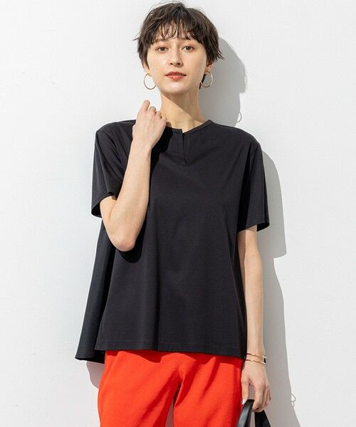 L size ONWARD(大きいサイズ)/エルサイズオンワード 【汗じみ防止/洗える】スムースデザイン バックフレア カットソー ブラック系 44 L size ONWARD(大きいサイズ)/エルサイズオンワード 【汗じみ防止/洗える】スムースデザイン バックフレア カットソー ブラック系 44