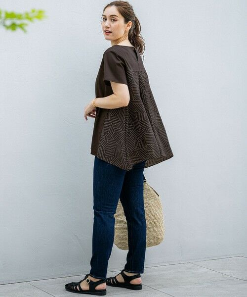 L size ONWARD(大きいサイズ) / エルサイズオンワード カットソー | 【Lサイズ限定/洗える】スカーフプリントコンビ バックフレア カットソー | 詳細17