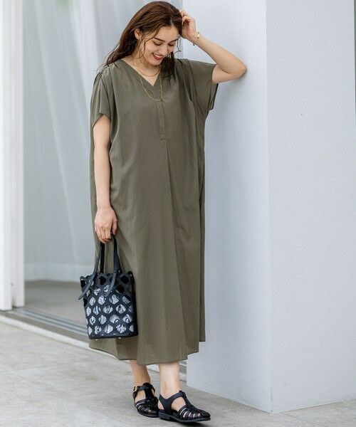 L size ONWARD(大きいサイズ) / エルサイズオンワード ロング・マキシ丈ワンピース | 【Lサイズ限定/接触冷感/速乾性/洗える】エアリーブライトローン Vネックワンピース | 詳細2