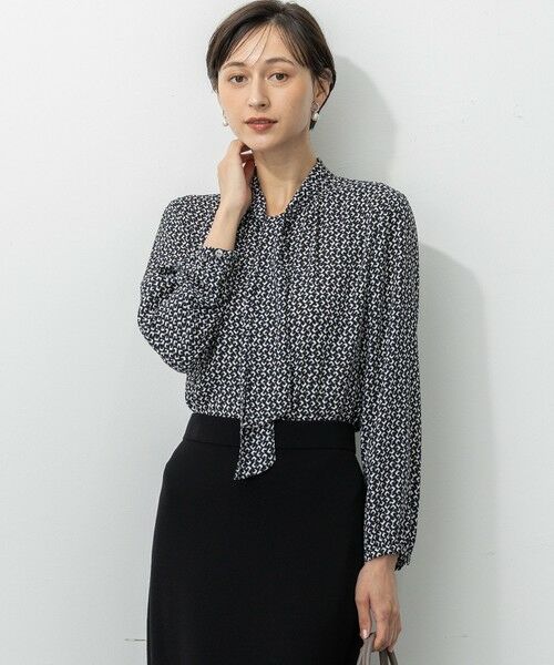 L size ONWARD(大きいサイズ)/エルサイズオンワード 【洗える】モダンジオメトリックプリント ブラウス ブラック系 50 L size ONWARD(大きいサイズ)/エルサイズオンワード 【洗える】モダンジオメトリックプリント ブラウス ブラック系 50