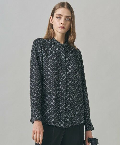 L size ONWARD(大きいサイズ)/エルサイズオンワード 【WEB限定カラーあり・接触冷感・UVケア・速乾・洗える】BackSatinAmunzen バンドカラーブラウス ブラックベース×スクエアビット柄系 XL