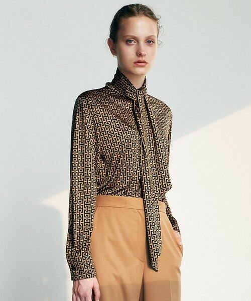 L size ONWARD(大きいサイズ) / エルサイズオンワード シャツ・ブラウス | 【30th ANNIVERSARY】 モノグラムプリントスムース ボウタイブラウス(キャメル×ブラック系)