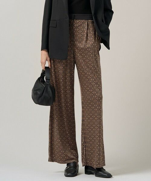 L size ONWARD(大きいサイズ)/エルサイズオンワード 【30th ANNIVERSARY】 モノグラムプリントスムース ワイドパンツ キャメル×ブラック系 48 L size ONWARD(大きいサイズ)/エルサイズオンワード 【30th ANNIVERSARY】 モノグラムプリントスムース ワイドパンツ キャメル×ブラック系 48