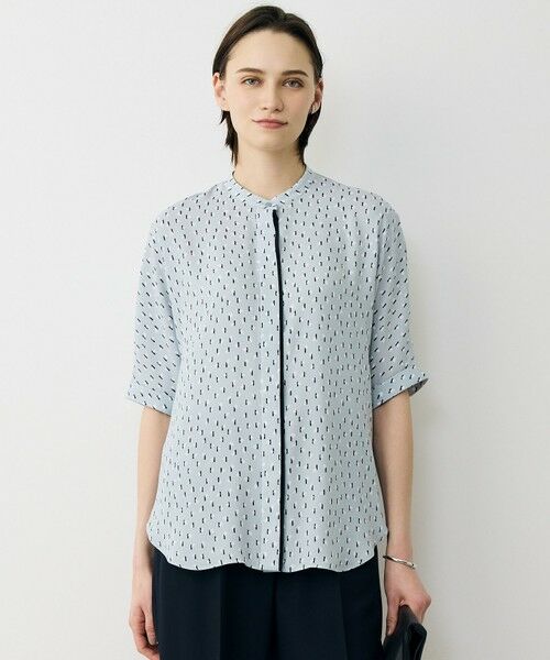 L size ONWARD(大きいサイズ) / エルサイズオンワード シャツ・ブラウス | 【WEB限定カラーあり】BackSatinAmunzen 5分袖バンドカラーブラウス（サックスグレー×モチーフドット柄）