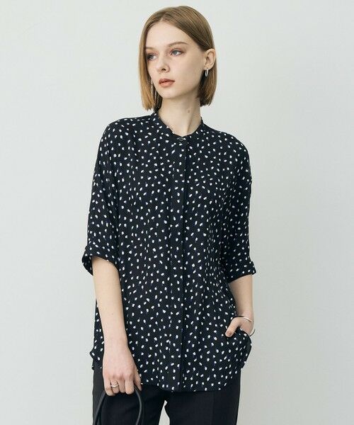 L size ONWARD(大きいサイズ) / エルサイズオンワード シャツ・ブラウス | 【WEB限定カラーあり】BackSatinAmunzen 5分袖バンドカラーブラウス（ブラック×モチーフドット柄）