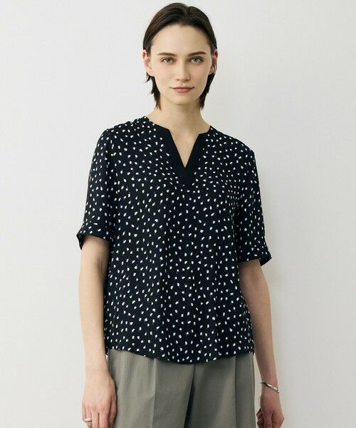 L size ONWARD(大きいサイズ) / エルサイズオンワード シャツ・ブラウス | BackSatinAmunzen 5分袖Vネック配色ブラウス（ブラック×モチーフドット柄）