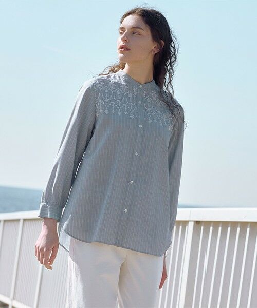L size ONWARD(大きいサイズ) / エルサイズオンワード シャツ・ブラウス | 【一枚で着映え】ストライプ×エンブロイダリー バンドカラー ブラウス（ネイビー×ホワイト系）