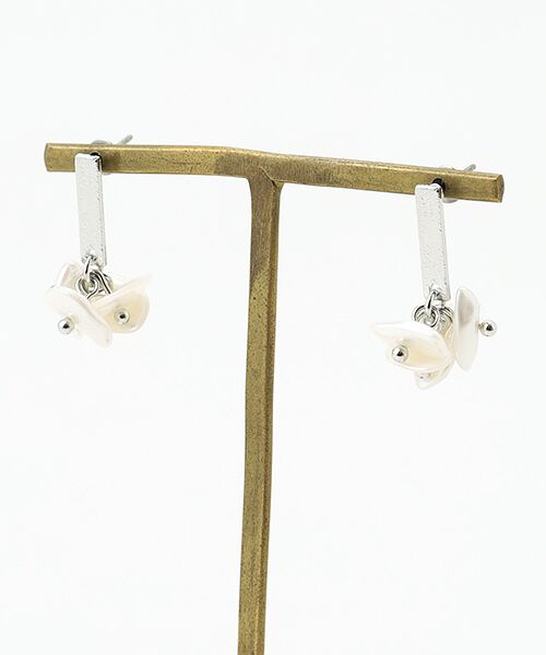 LOGEMENT DE CLAIRE / ロジュモンドクレール ピアス・イヤリング | 【ハレの日を華やかに彩る変形パールピアス】（シルバー）