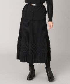 《デザイン》<br>精巧な折り紙の様に丁寧に織られた変形アコーディオンプリーツが新鮮な、フェミニッシュデシンプリーツスカートです。<br>個性的な変形アコーディオンが存在感のある一着です。<br>幾何学的な柄の切り替えでシルエットが保たれて、ふんわり女性らしく、エアリーなシルエットです。<br>ブラウスとのセットアップコーディネートはもちろん、ジャケットと合わせても美しいバランスです。<br><br>《素材》<br>品な微光沢が美しい、フェミニッシュデシンです。<br>透けにくく繊細なパウダータッチが特徴です。<br>しなやかさと適度な膨らみ感を併せ持ち、柔らかなシルエットをつくります。<br>ほとんどしわになりにくくきれいな見た目をキープします。<br>《セットアップ》同素材のブラウス（商品番号４０−１７ＨＷ０８−２０１）と合わせて、セットアップとしてお召しいただけます。<br>※在庫がない場合もございますので、予めご了承くださいませ。<br>